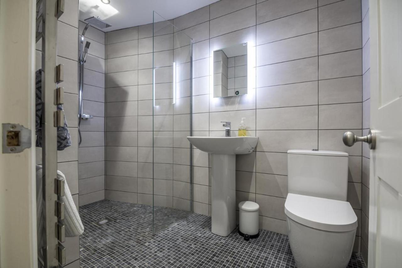 Sea Legs - 2 Bedroom Apartment - Tenby Exterior photo