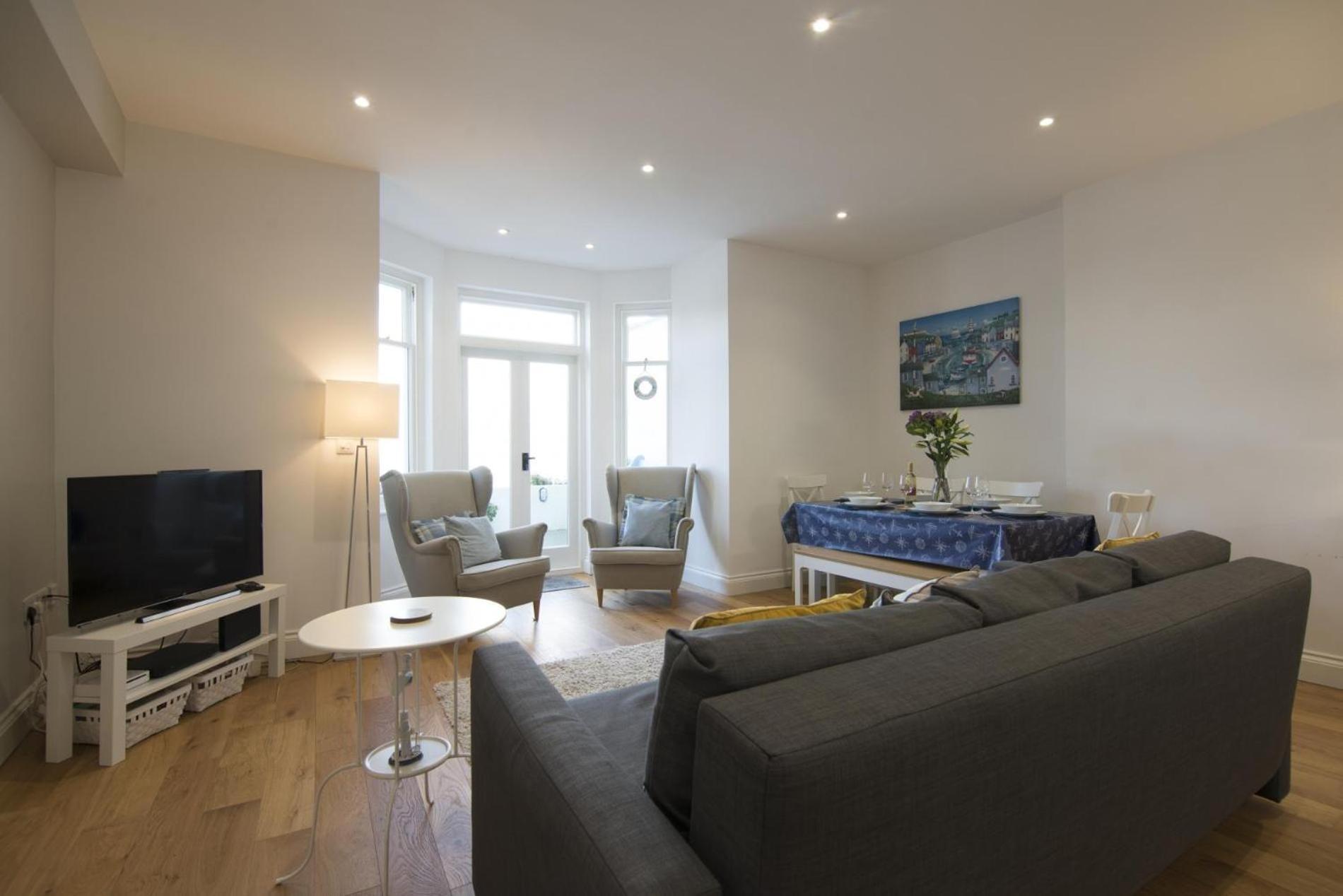 Sea Legs - 2 Bedroom Apartment - Tenby Exterior photo