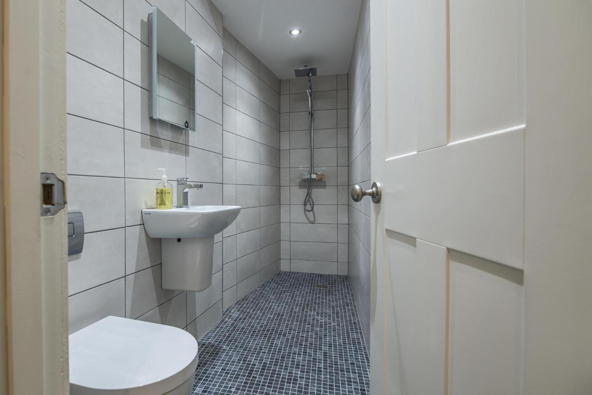 Sea Legs - 2 Bedroom Apartment - Tenby Exterior photo