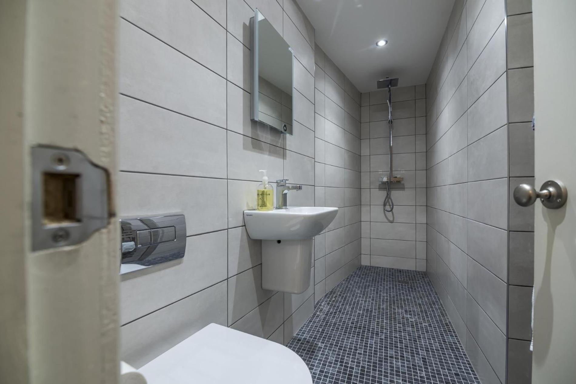 Sea Legs - 2 Bedroom Apartment - Tenby Exterior photo