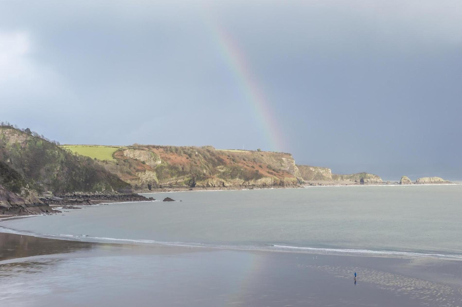 Sea Legs - 2 Bedroom Apartment - Tenby Exterior photo